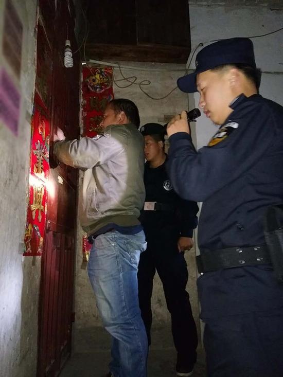 昂武镇粗心妈妈误将幼女锁家中 
